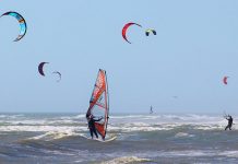 Kitesurfing vs. windsurfing. Dlaczego kite notuje trendy wzrostowe? Czy windsurfing przemija z wiatrem? Kitesurfing vs. windsurfing. Dlaczego kite notuje trendy wzrostowe? Czy windsurfing przemija z wiatrem?
