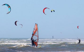 Kitesurfing vs. windsurfing. Dlaczego kite notuje trendy wzrostowe? Czy windsurfing przemija z wiatrem?