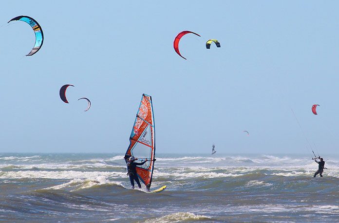 Kitesurfing vs. windsurfing. Dlaczego kite notuje trendy wzrostowe? Czy windsurfing przemija z wiatrem?