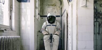 Czy w toalecie w hotelu jest czujnik dymu?