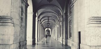 Ile się leci Warszawa Lizbona?