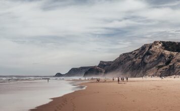 Ile się leci z Warszawy do Faro?